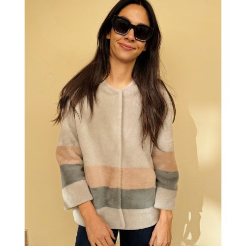 Schwarzer Echtpelzmantel kann auf beiden Seiten getragen werden