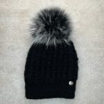 Fekete kötött sapka