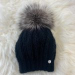 Fekete kötött sapka