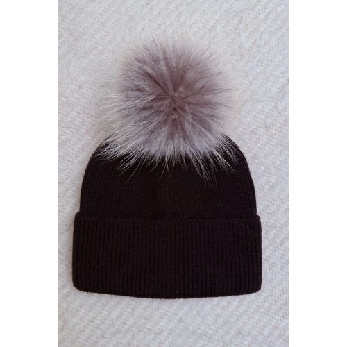 Fekete pomponos sapka